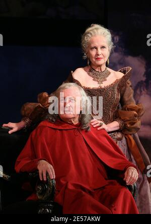 Claude Rich e Genevieve Casile durante la chiamata di cortina di 'le Diable rouge' rappresentata da Christophe Lidon al teatro di Montparnasse a Parigi, Francia, il 1 settembre 2008. Foto di Denis Guignebourg/ABACAPRESS.COM Foto Stock