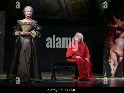 Claude Rich e Genevieve Casile durante la chiamata di cortina di 'le Diable rouge' rappresentata da Christophe Lidon al teatro di Montparnasse a Parigi, Francia, il 1 settembre 2008. Foto di Denis Guignebourg/ABACAPRESS.COM Foto Stock