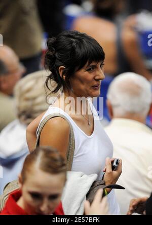 Estelle Denis, presentatrice televisiva e futura moglie di Raymond Domenech, partecipa alla partita di calcio, Coppa del mondo 2010 Qualifiche, Francia contro Serbia allo Stade de France di Saint-Denis, vicino a Parigi, Francia, il 10 settembre 2008. La Francia ha vinto 2-1. Foto di Mehdi Taamallah/Cameleon/ABACAPRESS.COM Foto Stock