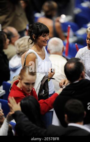 Estelle Denis, presentatrice televisiva e futura moglie di Raymond Domenech, partecipa alla partita di calcio, Coppa del mondo 2010 Qualifiche, Francia contro Serbia allo Stade de France di Saint-Denis, vicino a Parigi, Francia, il 10 settembre 2008. La Francia ha vinto 2-1. Foto di Mehdi Taamallah/Cameleon/ABACAPRESS.COM Foto Stock