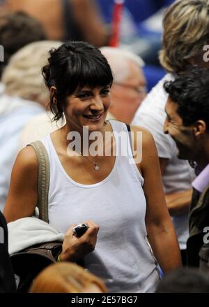 Estelle Denis, presentatrice televisiva e futura moglie di Raymond Domenech, partecipa alla partita di calcio, Coppa del mondo 2010 Qualifiche, Francia contro Serbia allo Stade de France di Saint-Denis, vicino a Parigi, Francia, il 10 settembre 2008. La Francia ha vinto 2-1. Foto di Mehdi Taamallah/Cameleon/ABACAPRESS.COM Foto Stock