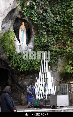La grotta di Massabielle, statua di Nostra Signora di Lourdes e dei ...