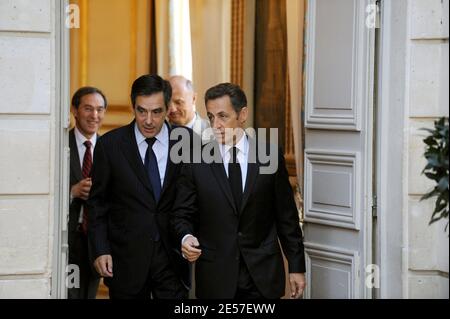 Il presidente francese Nicolas Sarkozy, il primo ministro Francois Fillon, il segretario generale dell'Elysee Palace Claude Gueant e il capo di stato maggiore dell'esercito Jean-Louis Georgelin arrivano per una conferenza stampa al Palazzo Elysee a Parigi, Francia, il 16 settembre 2008. Le forze francesi hanno liberato due turisti francesi presi in ostaggio dai pirati al largo della costa somala, uccidendo un pirata e catturandone altri sei, ha detto l'ufficio del presidente francese martedì. La coppia francese è stata sequestrata all’inizio di settembre da pistoleri che avevano chiesto un riscatto di oltre 1.4 milioni di dollari. La coppia aveva preso una barca a vela Foto Stock