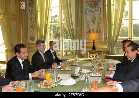 Il presidente francese Nicolas Sarkozy, flancato dal suo consigliere diplomatico e scerpa Jean-David Levitte, incontra il primo ministro italiano Silvio Berlusconi al Palazzo Elysee di Parigi, Francia, il 16 settembre 2008. Foto di Giancarlo Gorassini/ABACAPRESS.COM Foto Stock