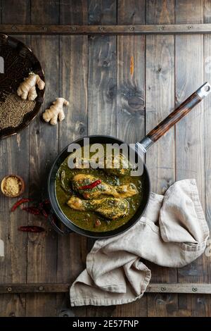 Pollo al Palak o pollo al Saag, cucina tradizionale indiana o pakistana Foto Stock