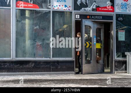 Montreal, CA - 26 Gennaio 2021: Uomo con maschera facciale per la protezione dal COVID-19 uscendo dalla stazione della metropolitana Laurier Foto Stock