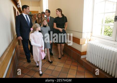 Da sinistra: Louis de Bourbon, Zita de Bourbon Parme, Elisabeth de Bourbon Parme, Charles Emmanuel de Bourbon Parme e Marie Marguerite de Bourbon visitano i residenti dell'ospedale Invalides di Parigi, il 21 settembre 2008. Foto di Thibault Camus/ABACAPRESS.COM Foto Stock