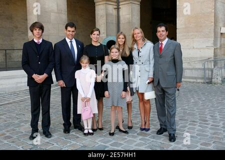 Da sinistra: Amaury de Bourbon Parme, Louis de Bourbon, Zita de Bourbon Parme, Marie Marguerite de Bourbon, Elisabeth de Bourbon Parme, Charlotte de Bourbon Parme, Clemence de Bourbon Parme e Charles Emmanuel de Bourbon Parme partecipano ad una messa alla chiesa degli Invalides di Parigi, il 21 settembre 2008. Foto di Thibault Camus/ABACAPRESS.COM Foto Stock