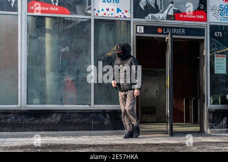 Montreal, CA - 26 Gennaio 2021: Donna con maschera facciale per la protezione dal COVID-19 uscendo dalla stazione della metropolitana Laurier Foto Stock