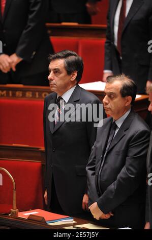 Il primo ministro Francois Fillon e Roger Karoutchi, funzionario responsabile delle relazioni tra il governo di centro destra del presidente Nicolas Sarkozy e il parlamento, osservano un minuto di silenzio prima di una sessione speciale del parlamento sull'Afghanistan all'Assemblea nazionale di Parigi il 22 settembre 2008. Il governo francese rafforzerà la sua presenza militare in Afghanistan e invierà più elicotteri, droni e attrezzature per sostenere le sue truppe dopo la morte di 10 soldati francesi in un'imboscata talebana il mese scorso. Foto di Thierry Orban/ABACAPRESS.COM Foto Stock