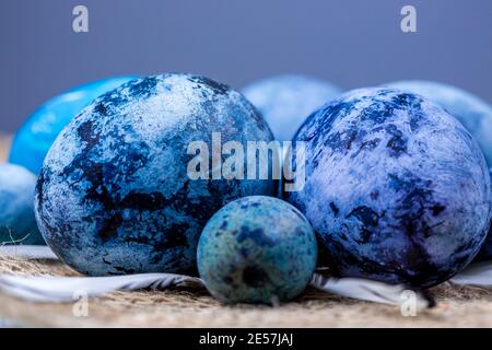 Uova di Pasqua blu primo piano, fuoco selettivo, profondità di campo poco profonda. Foto Stock