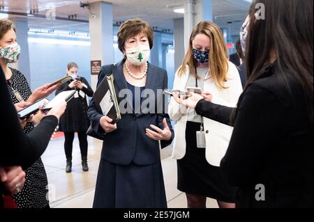 Il senatore Susan Collins (R-ME) parla con i giornalisti vicino alla metropolitana del Senato al Campidoglio degli Stati Uniti. Foto Stock