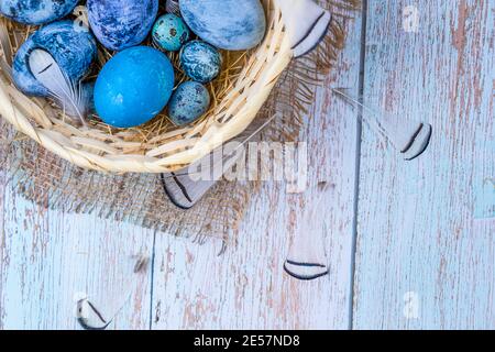 Uova di Pasqua dipinte con tintura naturale in stile rustico e naturale. Foto Stock