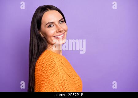 Profilo ritratto di persona soddisfatto sorriso guardare fotocamera indossare pullover isolato su sfondo di colore viola. Foto Stock