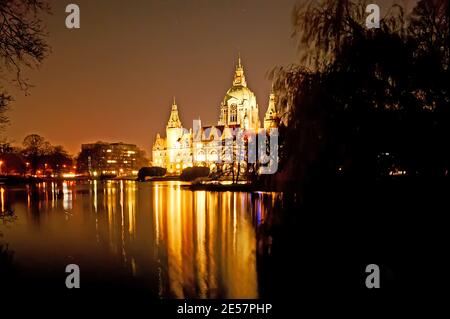 Godetevi la bellezza del lago Marschteich, le sue acque cristalline riflettono il nuovo Municipio, Hanover, in Germania, luminoso Foto Stock