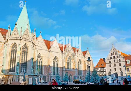 L'esterno gotico di Martinkirche (Chiesa di San Martini) e l'edificio di Gewandhaus dalla piazza Eiermarkt, Braunschweig, Germania Foto Stock