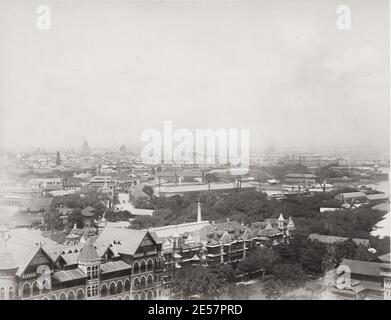 Fotografia d'epoca del XIX secolo: Vista sul tetto di una città, quasi certo di essere Bombay, Mumbai, India. Foto Stock