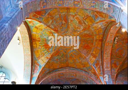 BRAUNSCHWEIG, GERMANIA - 22 NOVEMBRE 2012: I colorati affreschi medievali sul soffitto della Cattedrale di Brunswick, il 22 novembre 2012 a Braunschweig Foto Stock