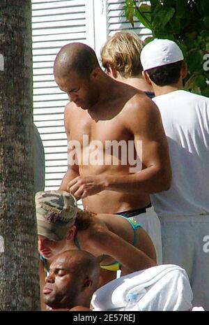 Esclusiva!! La star britannica Craig David si fa caldo con la sua amica in un hotel di Miami, 1/4/06 [[tag mab rac ral]] Foto Stock