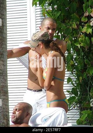 Esclusiva!! La star britannica Craig David si fa caldo con la sua amica in un hotel di Miami, 1/4/06 [[tag mab rac ral]] Foto Stock