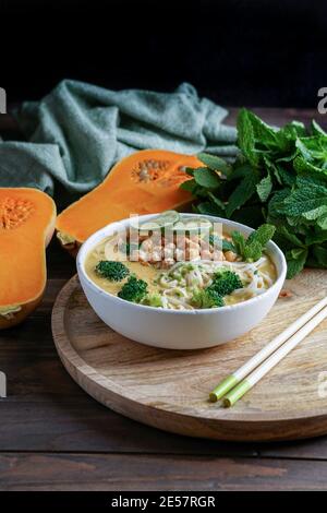 Zuppa di noodle di Laksa con zucca e broccoli, zuppa tailandese piccante Foto Stock