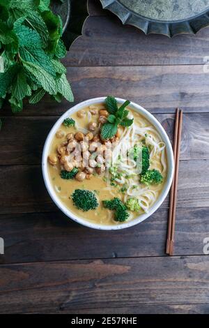 Zuppa di noodle di Laksa con zucca e broccoli, zuppa tailandese piccante Foto Stock