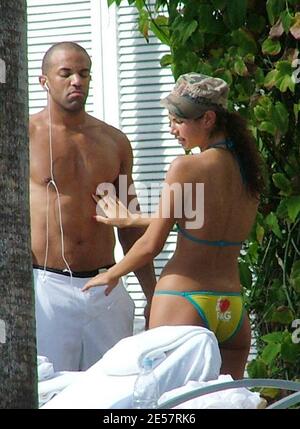 Esclusiva!! La star britannica Craig David si fa caldo con la sua amica in un hotel di Miami, 1/4/06 [[tag mab rac ral]] Foto Stock