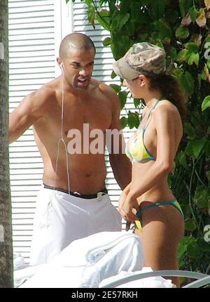 Esclusiva!! La star britannica Craig David si fa caldo con la sua amica in un hotel di Miami, 1/4/06 [[tag mab rac ral]] Foto Stock