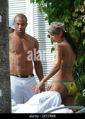 Esclusiva!! La star britannica Craig David si fa caldo con la sua amica in un hotel di Miami, 1/4/06 [[tag mab rac ral]] Foto Stock