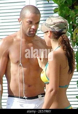 Esclusiva!! La star britannica Craig David si fa caldo con la sua amica in un hotel di Miami, 1/4/06 [[tag mab rac ral]] Foto Stock