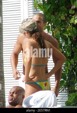 Esclusiva!! La star britannica Craig David si fa caldo con la sua amica in un hotel di Miami, 1/4/06 [[tag mab rac ral]] Foto Stock