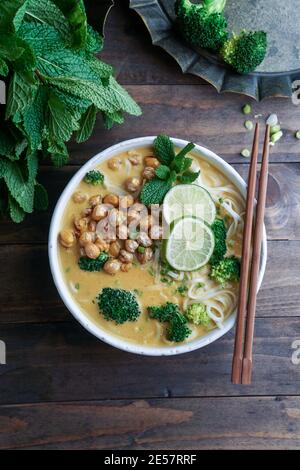 Zuppa di noodle di Laksa con zucca e broccoli, zuppa tailandese piccante Foto Stock