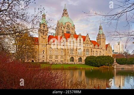 L'autunno è una stagione perfetta per esplorare il Maschpark e guardare il nuovo municipio (Neues Rathaus), situato dietro il lago Maschteich, Hanover, Germ Foto Stock