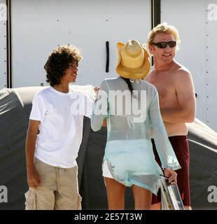 Boris Becker e i figli trascorrono un pomeriggio giocando a calcio e pranzando a Miami Beach. I bambini giocarono e Sharlely ripiegò i loro vestiti in modo materno. 1/13/07 [[tag mab]] Foto Stock