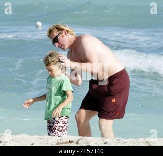 Boris Becker e i figli trascorrono un pomeriggio giocando a calcio e pranzando a Miami Beach. I bambini giocarono e Sharlely ripiegò i loro vestiti in modo materno. 1/13/07 [[tag mab]] Foto Stock
