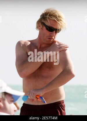 Boris Becker e i figli trascorrono un pomeriggio giocando a calcio e pranzando a Miami Beach. I bambini giocarono e Sharlely ripiegò i loro vestiti in modo materno. 1/13/07 [[tag mab]] Foto Stock