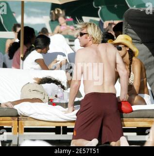 Boris Becker e i figli trascorrono un pomeriggio giocando a calcio e pranzando a Miami Beach. I bambini giocarono e Sharlely ripiegò i loro vestiti in modo materno. 1/13/07 [[tag mab]] Foto Stock