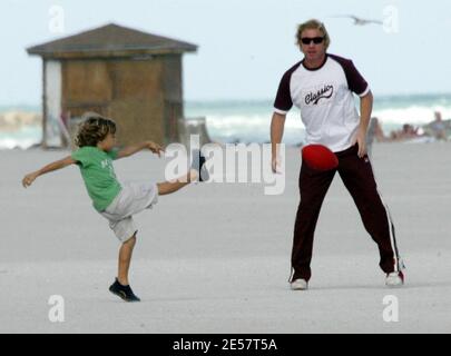 Boris Becker e i figli trascorrono un pomeriggio giocando a calcio e pranzando a Miami Beach. I bambini giocarono e Sharlely ripiegò i loro vestiti in modo materno. 1/13/07 [[tag mab]] Foto Stock
