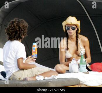 Boris Becker e i figli trascorrono un pomeriggio giocando a calcio e pranzando a Miami Beach. I bambini giocarono e Sharlely ripiegò i loro vestiti in modo materno. 1/13/07 [[tag mab]] Foto Stock