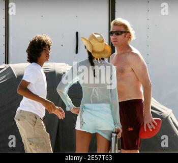 Boris Becker e i figli trascorrono un pomeriggio giocando a calcio e pranzando a Miami Beach. I bambini giocarono e Sharlely ripiegò i loro vestiti in modo materno. 1/13/07 [[tag mab]] Foto Stock