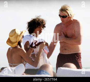 Boris Becker e i figli trascorrono un pomeriggio giocando a calcio e pranzando a Miami Beach. I bambini giocarono e Sharlely ripiegò i loro vestiti in modo materno. 1/13/07 [[tag mab]] Foto Stock