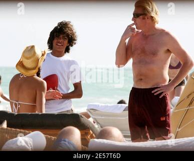 Boris Becker e i figli trascorrono un pomeriggio giocando a calcio e pranzando a Miami Beach. I bambini giocarono e Sharlely ripiegò i loro vestiti in modo materno. 1/13/07 [[tag mab]] Foto Stock