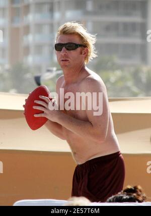 Boris Becker e i figli trascorrono un pomeriggio giocando a calcio e pranzando a Miami Beach. I bambini giocarono e Sharlely ripiegò i loro vestiti in modo materno. 1/13/07 [[tag mab]] Foto Stock