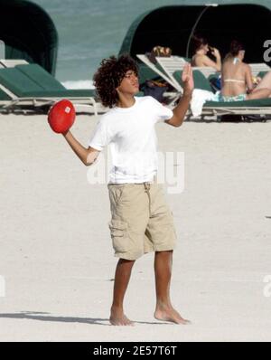 Boris Becker e i figli trascorrono un pomeriggio giocando a calcio e pranzando a Miami Beach. I bambini giocarono e Sharlely ripiegò i loro vestiti in modo materno. 1/13/07 [[tag mab]] Foto Stock