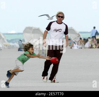 Boris Becker e i figli trascorrono un pomeriggio giocando a calcio e pranzando a Miami Beach. I bambini giocarono e Sharlely ripiegò i loro vestiti in modo materno. 1/13/07 [[tag mab]] Foto Stock