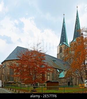 Il pittoresco giardino d'autunno di fronte alla Chiesa parrocchiale evangelica di San Nicola (St Nikolaikirche), situata a Neustadter Kirchhof, Quedlinburg, Harz, G. Foto Stock