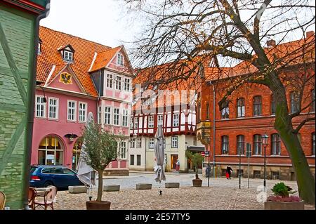 L'insieme architettonico di piazza medievale Marktkirchhof nel centro storico di Quedlinburg, Harz, Germania Foto Stock