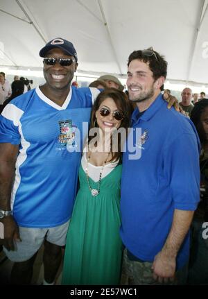 Steve-o, Maria Menoulos, Matt Leinart, Michael Clark Duncan e altre celebrità partecipano al DIRECTV Celebrity Beach Bowl presentato da SPIKE TV a Miami, Florida. Steve-o si è mantenuto perked in su nello stile usuale per arbitro il gioco. 2/1/07 [[mab]] Foto Stock