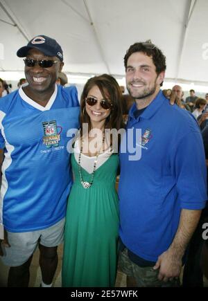 Steve-o, Maria Menoulos, Matt Leinart, Michael Clark Duncan e altre celebrità partecipano al DIRECTV Celebrity Beach Bowl presentato da SPIKE TV a Miami, Florida. Steve-o si è mantenuto perked in su nello stile usuale per arbitro il gioco. 2/1/07 [[mab]] Foto Stock