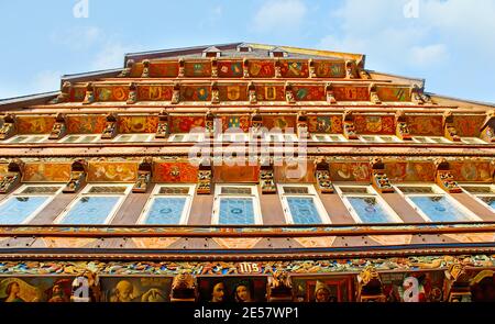 HILDESHEIM, GERMANIA - 22 NOVEMBRE 2012: I dettagli scolpiti e dipinti della facciata della Sala delle Gilde dei Butchers, situata a Marktplatz, il 22 novembre a Hil Foto Stock